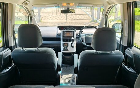 Toyota Noah III, 2011 год, 1 749 000 рублей, 17 фотография