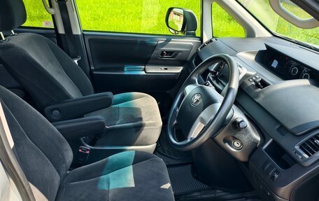 Toyota Noah III, 2011 год, 1 749 000 рублей, 10 фотография