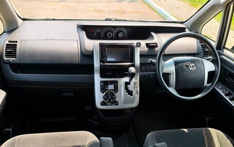 Toyota Noah III, 2011 год, 1 749 000 рублей, 13 фотография