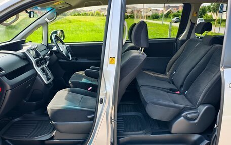 Toyota Noah III, 2011 год, 1 749 000 рублей, 14 фотография