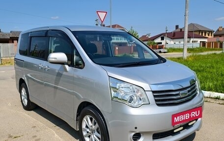 Toyota Noah III, 2011 год, 1 749 000 рублей, 7 фотография