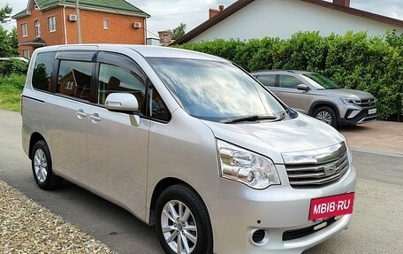 Toyota Noah III, 2011 год, 1 749 000 рублей, 22 фотография
