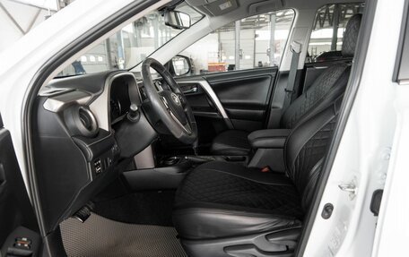 Toyota RAV4, 2018 год, 2 365 000 рублей, 12 фотография