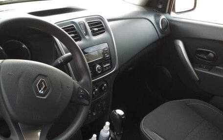 Renault Logan II, 2018 год, 945 000 рублей, 7 фотография