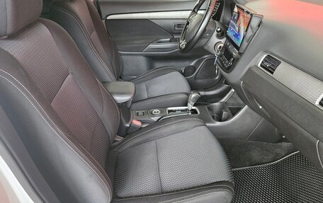 Mitsubishi Outlander III рестайлинг 3, 2016 год, 1 679 000 рублей, 12 фотография