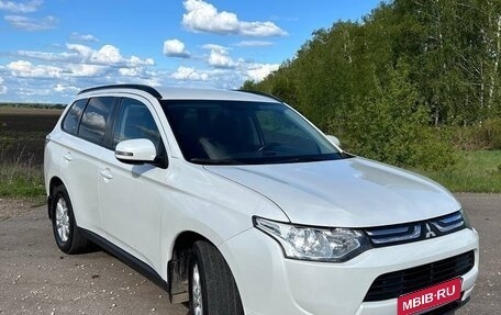 Mitsubishi Outlander III рестайлинг 3, 2013 год, 1 650 000 рублей, 2 фотография