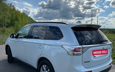 Mitsubishi Outlander III рестайлинг 3, 2013 год, 1 650 000 рублей, 3 фотография