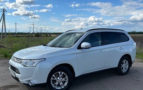 Mitsubishi Outlander III рестайлинг 3, 2013 год, 1 650 000 рублей, 4 фотография