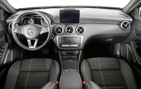 Mercedes-Benz A-Класс, 2016 год, 2 375 000 рублей, 11 фотография