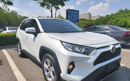 Toyota RAV4, 2021 год, 2 600 000 рублей, 2 фотография
