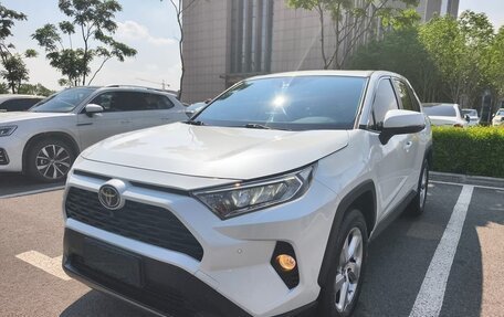 Toyota RAV4, 2021 год, 2 600 000 рублей, 3 фотография