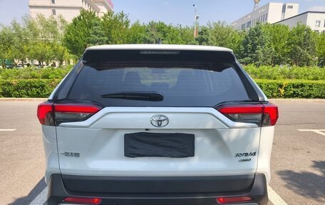 Toyota RAV4, 2021 год, 2 600 000 рублей, 5 фотография