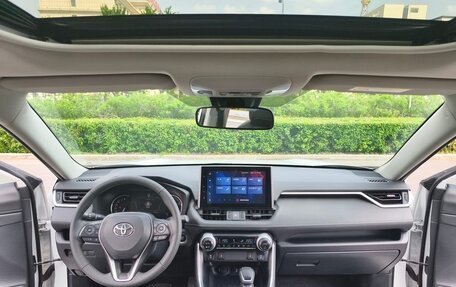 Toyota RAV4, 2021 год, 2 600 000 рублей, 7 фотография