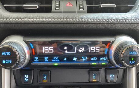 Toyota RAV4, 2021 год, 2 600 000 рублей, 9 фотография