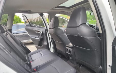 Toyota RAV4, 2021 год, 2 600 000 рублей, 15 фотография
