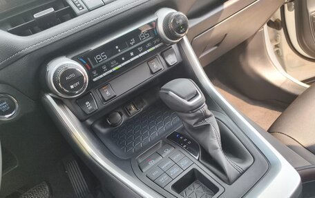 Toyota RAV4, 2021 год, 2 600 000 рублей, 12 фотография