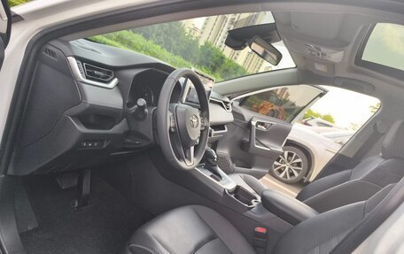 Toyota RAV4, 2021 год, 2 600 000 рублей, 16 фотография
