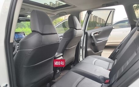 Toyota RAV4, 2021 год, 2 600 000 рублей, 17 фотография
