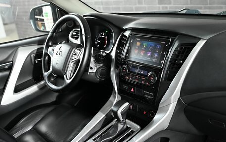 Mitsubishi Pajero Sport III рестайлинг, 2018 год, 2 590 000 рублей, 14 фотография