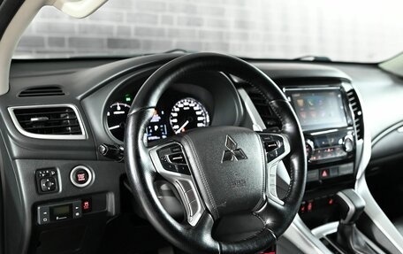 Mitsubishi Pajero Sport III рестайлинг, 2018 год, 2 590 000 рублей, 12 фотография