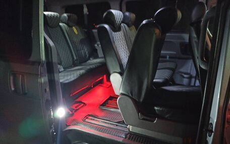 Hyundai H-1 II рестайлинг, 2011 год, 2 100 000 рублей, 24 фотография