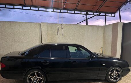 Mercedes-Benz E-Класс, 1998 год, 700 000 рублей, 1 фотография