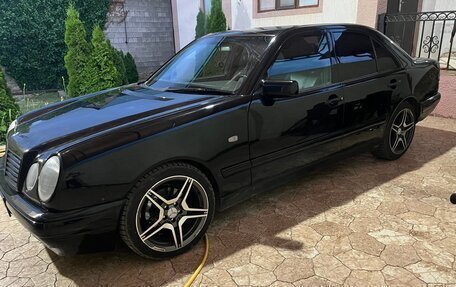 Mercedes-Benz E-Класс, 1998 год, 700 000 рублей, 3 фотография