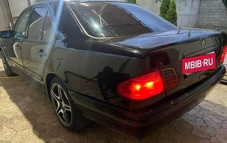 Mercedes-Benz E-Класс, 1998 год, 700 000 рублей, 2 фотография