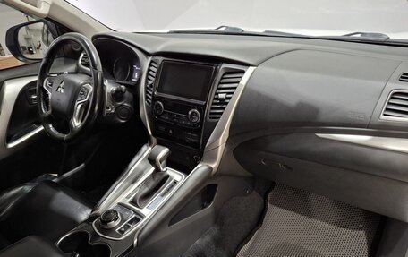 Mitsubishi Pajero Sport III рестайлинг, 2018 год, 2 700 000 рублей, 12 фотография