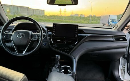 Toyota Camry, 2021 год, 3 950 000 рублей, 5 фотография