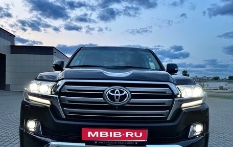 Toyota Land Cruiser 200, 2017 год, 5 700 000 рублей, 10 фотография