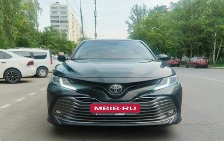 Toyota Camry, 2018 год, 2 340 000 рублей, 2 фотография