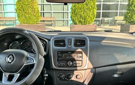 Renault Logan II, 2018 год, 900 000 рублей, 3 фотография