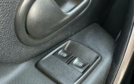 Renault Logan II, 2018 год, 900 000 рублей, 4 фотография