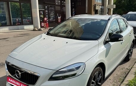 Volvo V40 Cross Country I, 2018 год, 2 000 000 рублей, 2 фотография