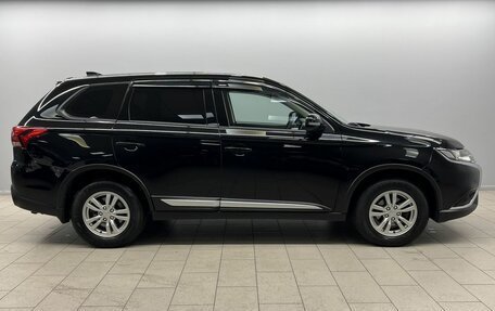 Mitsubishi Outlander III рестайлинг 3, 2021 год, 2 175 000 рублей, 3 фотография