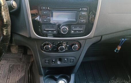 Renault Logan II, 2016 год, 770 000 рублей, 6 фотография