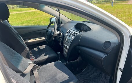 Toyota Yaris III рестайлинг, 2006 год, 700 000 рублей, 13 фотография