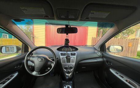 Toyota Yaris III рестайлинг, 2006 год, 700 000 рублей, 15 фотография