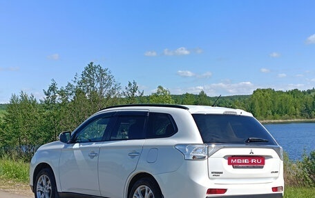 Mitsubishi Outlander III рестайлинг 3, 2013 год, 1 700 000 рублей, 4 фотография
