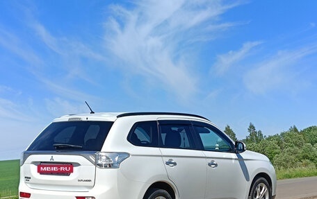 Mitsubishi Outlander III рестайлинг 3, 2013 год, 1 700 000 рублей, 3 фотография