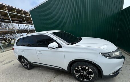 Mitsubishi Outlander III рестайлинг 3, 2016 год, 1 350 000 рублей, 4 фотография