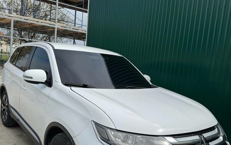 Mitsubishi Outlander III рестайлинг 3, 2016 год, 1 350 000 рублей, 3 фотография