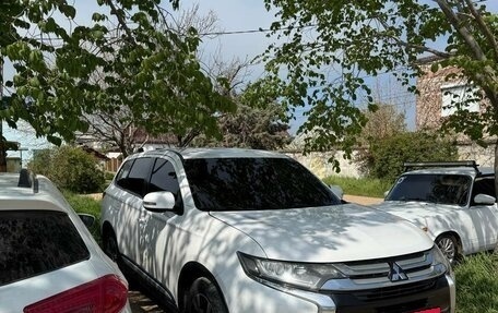 Mitsubishi Outlander III рестайлинг 3, 2016 год, 1 350 000 рублей, 2 фотография