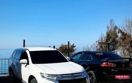 Mitsubishi Outlander III рестайлинг 3, 2016 год, 1 350 000 рублей, 6 фотография
