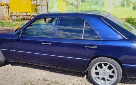 Mercedes-Benz E-Класс, 1994 год, 570 000 рублей, 2 фотография