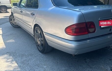 Mercedes-Benz E-Класс, 1998 год, 450 000 рублей, 4 фотография