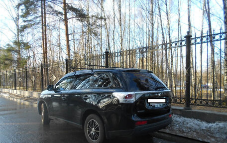 Mitsubishi Outlander III рестайлинг 3, 2013 год, 999 999 рублей, 2 фотография