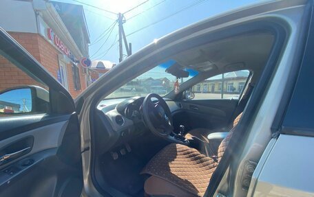 Chevrolet Cruze II, 2010 год, 800 000 рублей, 6 фотография