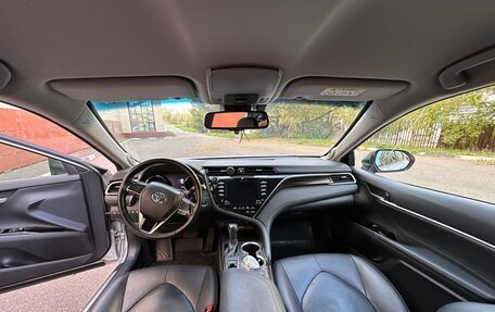 Toyota Camry, 2018 год, 2 650 000 рублей, 10 фотография